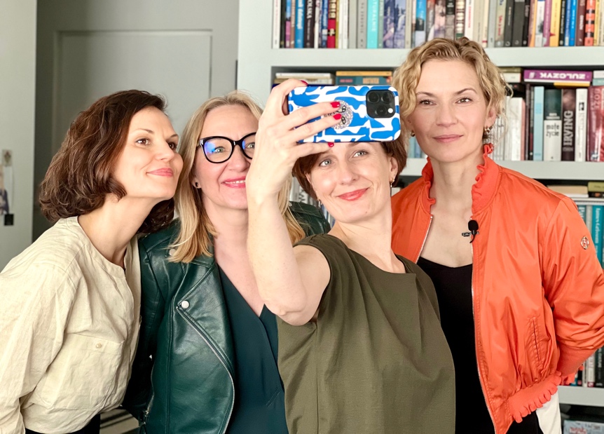 kobiety robiące selfie